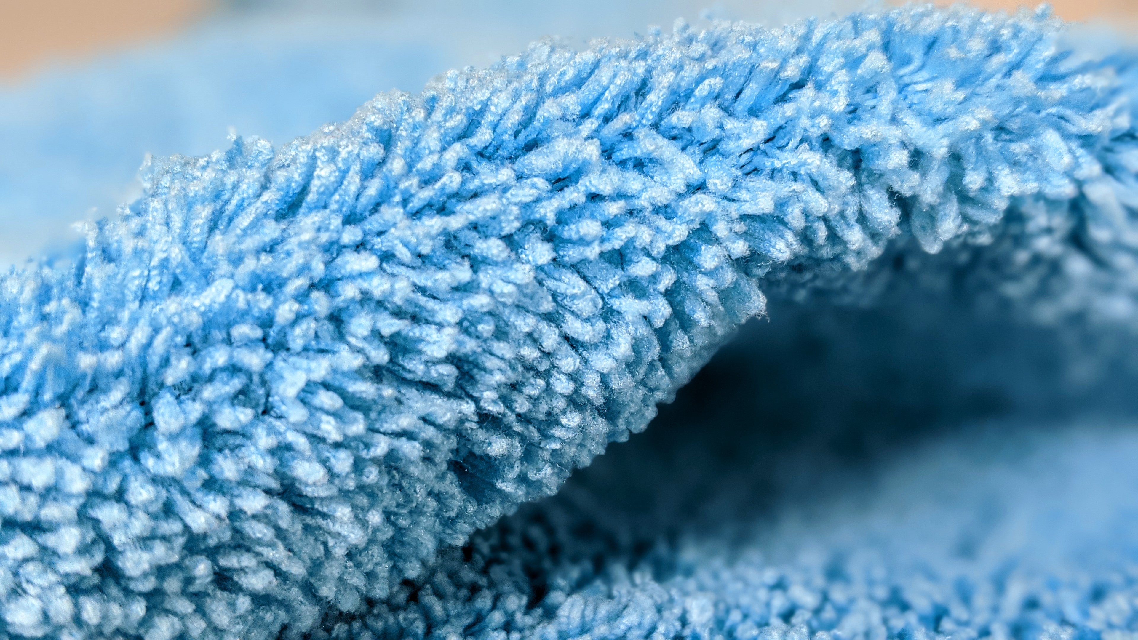 Blue microfiber towel with a printed black bicycle chain logo, designed for cleaning and maintaining bicycles. The soft, high-quality microfiber material is ideal for wiping down bike frames, components, and drivetrains, helping to remove dirt, grime, and excess lubricant during maintenance. This towel is part of the Ride It bike care kit, offering a gentle yet effective cleaning solution.